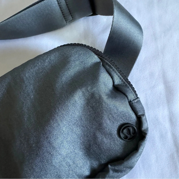 🖤 OG Lululemon Everywhere Belt Bag - Shiny Black - Picture 3 of 8